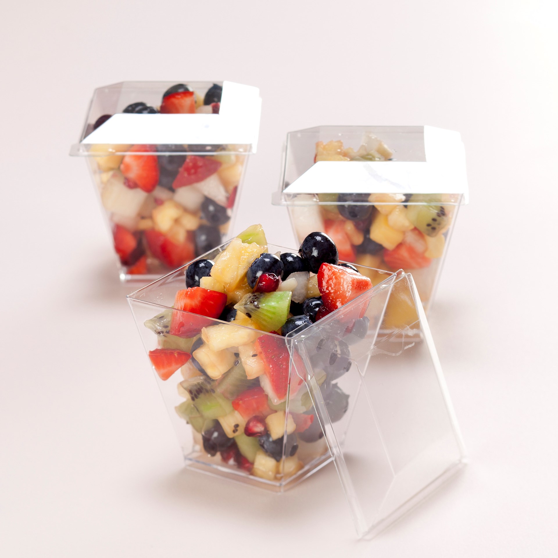 Frugtsalat med friske bær og saft fra granatæbler