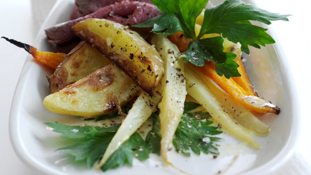 Ovnstegt roastbeef med rodfrugtfad