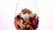 Frugtsalat med vaniljeskyr, valnødder og honning - thumbnail