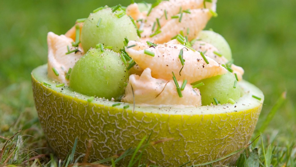 Karrykrydret pasta og melonsalat