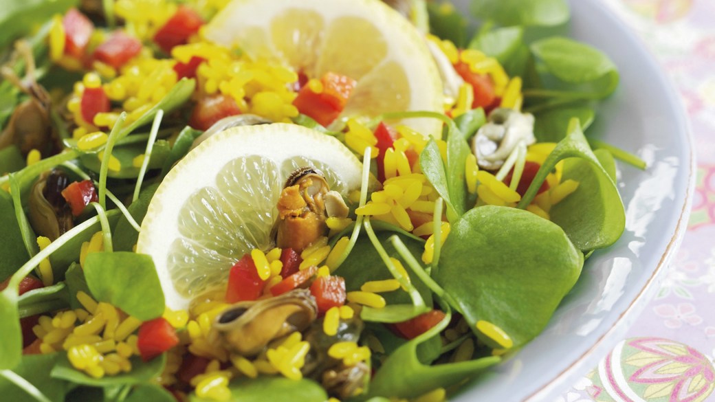 Safranris med salat og muslinger