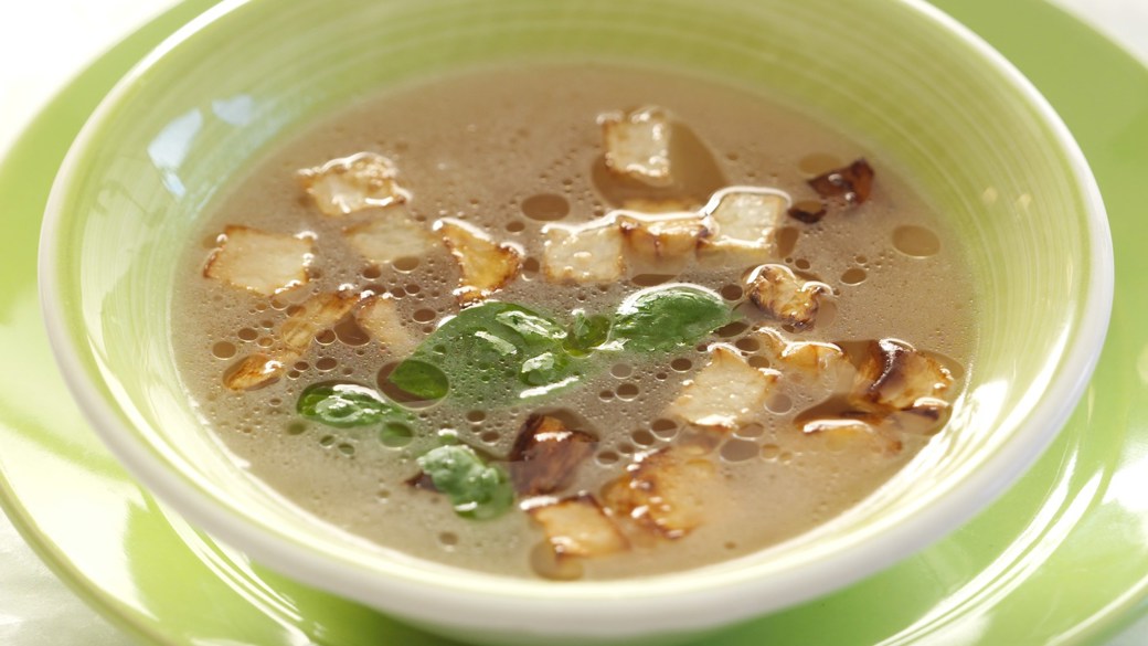 Oksekødssuppe med sprød selleri og kikærter
