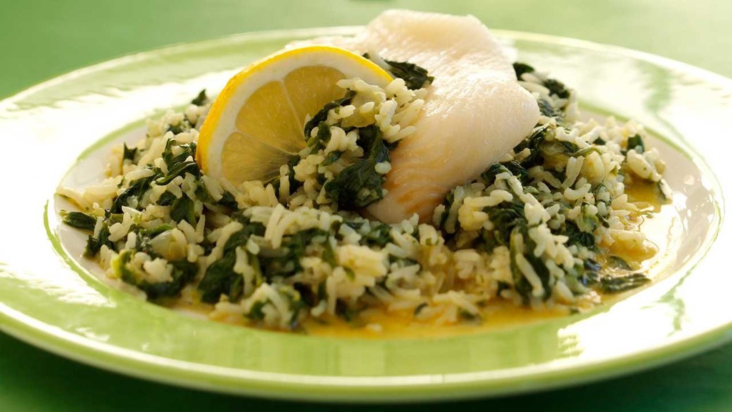 Ovnbagt fisk med indisk inspireret spinatsauce