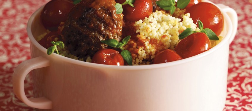 Krydrede kødboller i chilisauce med couscous