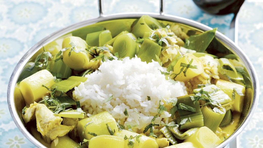Karrygryde med fisk og porrer