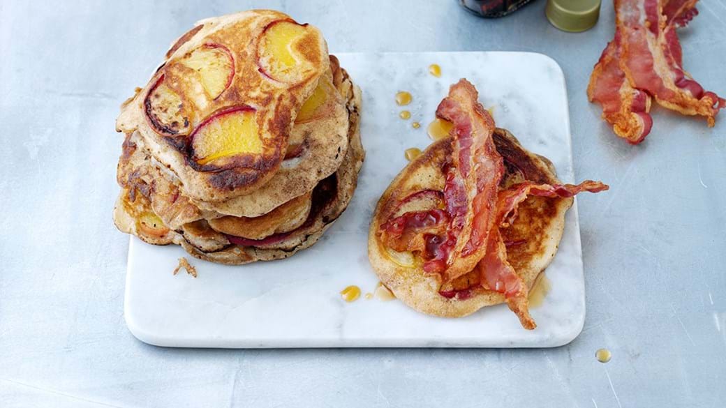 Amerikanske pandekager med fersken, bacon og ahornsirup