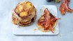 Amerikanske pandekager med fersken, bacon og ahornsirup - thumbnail
