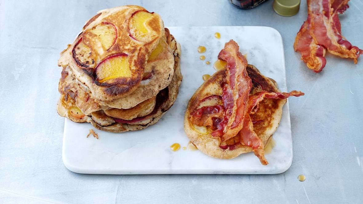 Amerikanske pandekager med fersken, bacon og ahornsirup