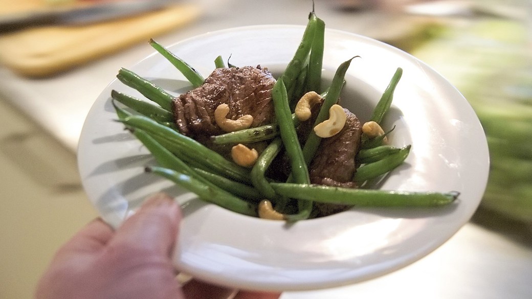 Lynstegt oksekød med bønner og cashewnødder