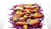 Gravad laks med citronmayonnaise på sprød rødkål - thumbnail