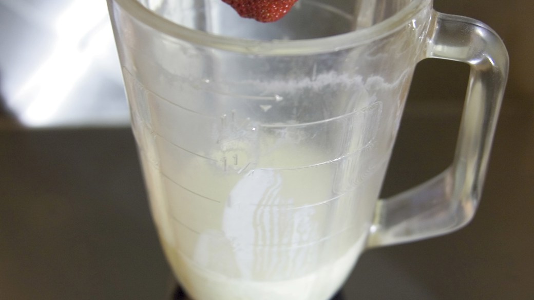 Lassi med mango og jordbær