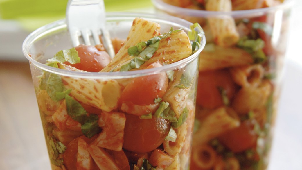 Pastasalat med tomatpesto og hamburgerryg