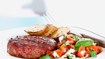 Grill-hakkebøf med tomatsalat og grillede kartofler - thumbnail