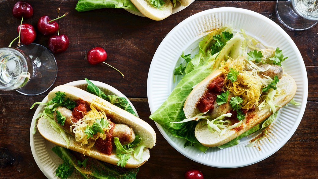 Currywursts a la hotdog med kål