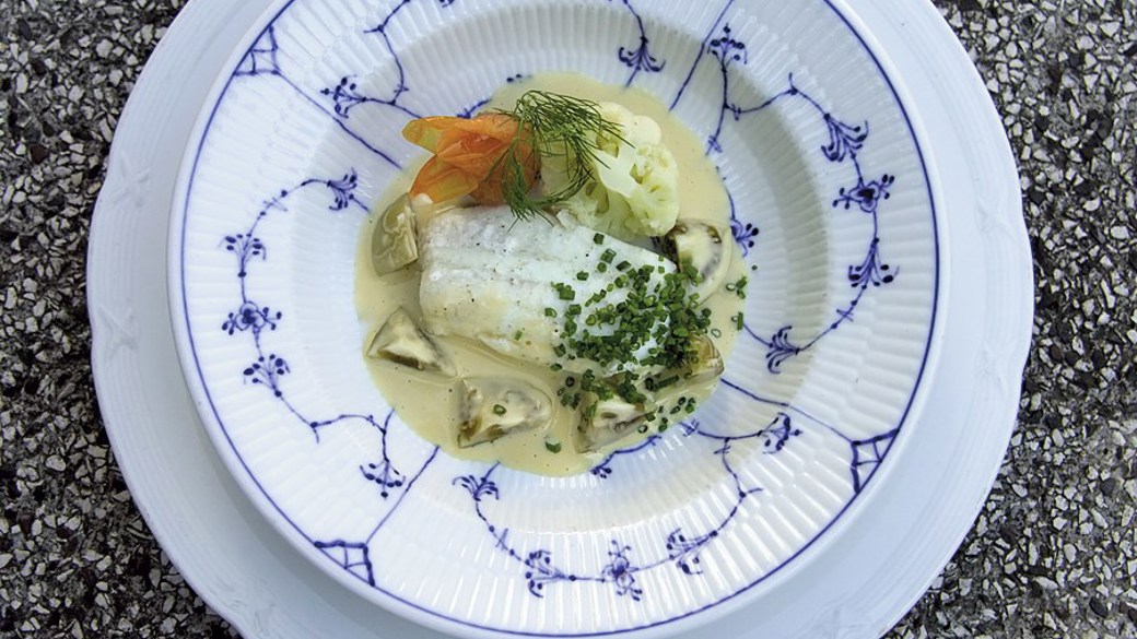 Mælkepocheret rødspættefilet med blomkål og sauce nage