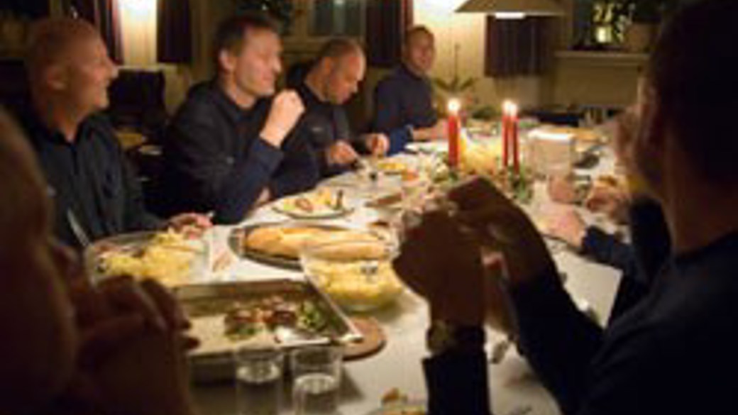 Honningglaseret svinemørbrad fyldt med svesker, serveret med grønkålssalat