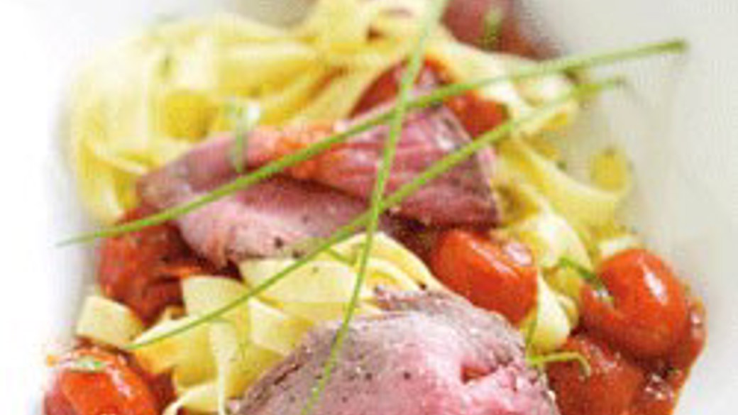 Roastbeef med pasta og tomatsovs