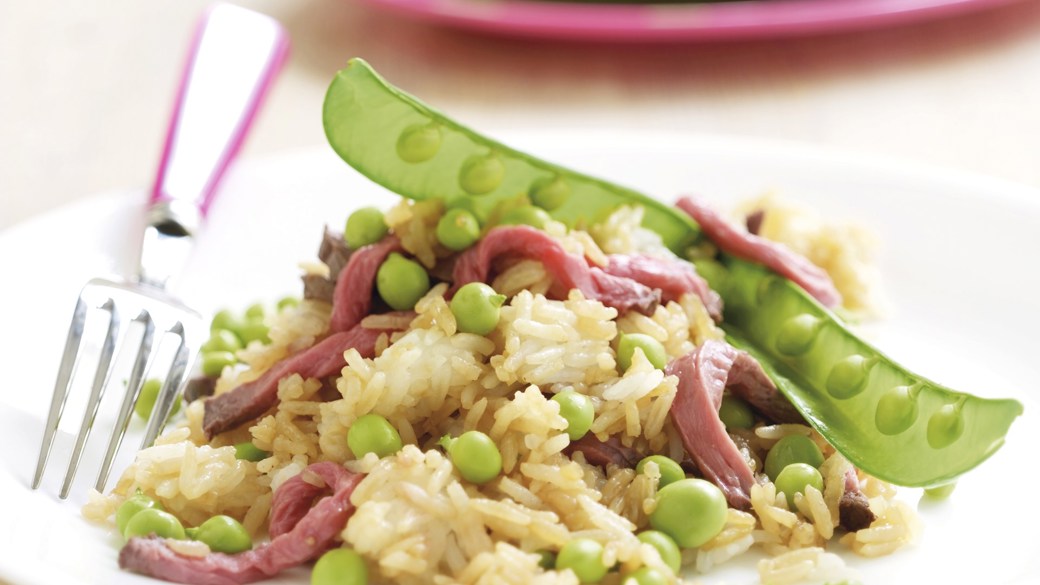 Stegte ris med roastbeef og ærter