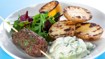 Grillede græske frikadeller med tzatziki og grillede kartofler med citron - thumbnail
