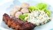 Grillede ribben med saltkogte kartofler og cremede ærter og majs - thumbnail