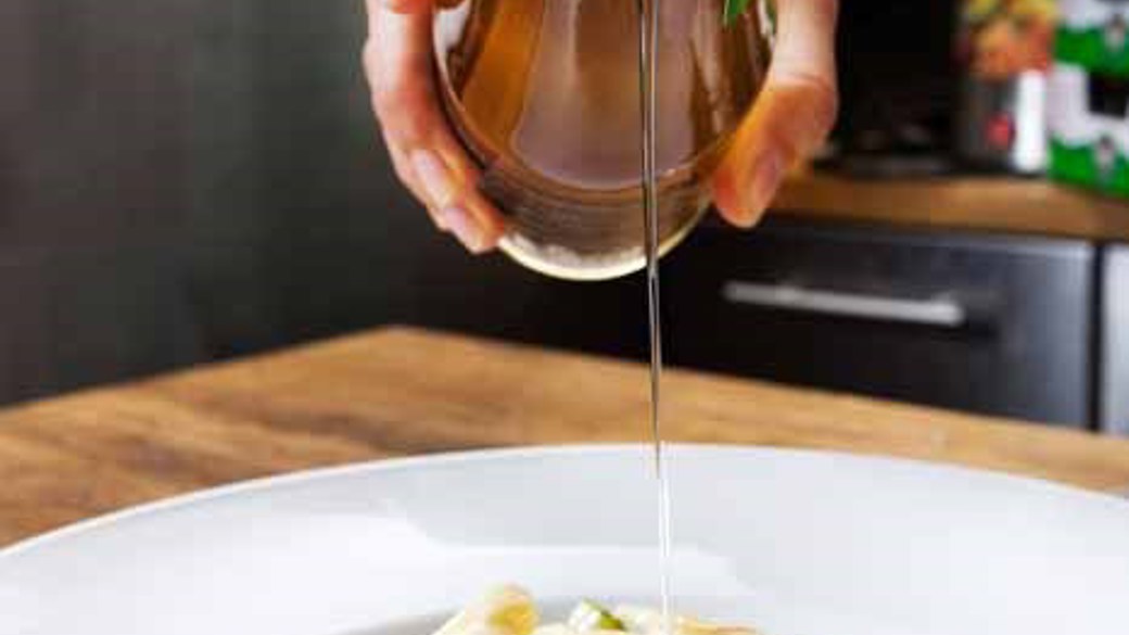Havregrød med frugt og hyldeblomstsirup