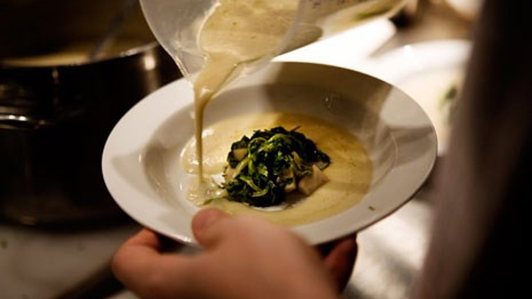 Jordskoksuppe med jomfruhummer og stegt salat