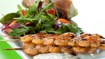 Grillede store rejer på spyd med spæde salater og dildcreme - thumbnail