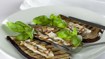 Grillet aubergine med skyr og ristede pinjekerner - thumbnail