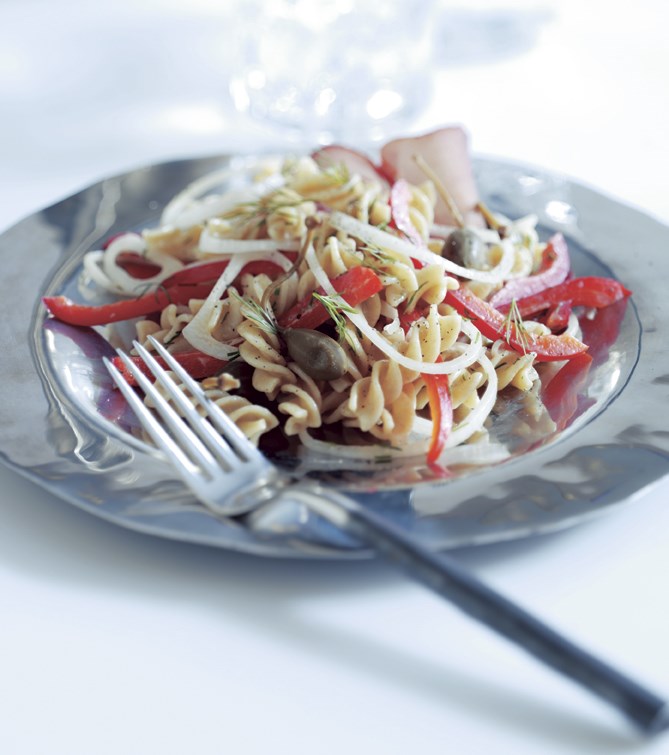 Fuldkornspasta med cremet lime- og dilddressing