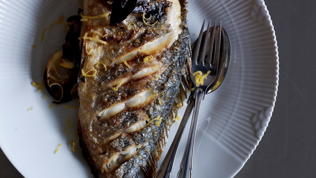 Ovngrillet guldbras med citron og urter