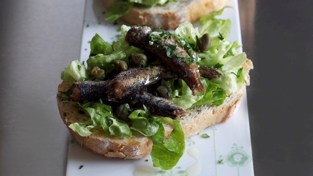 Bruschetta med sprødstegte sardiner