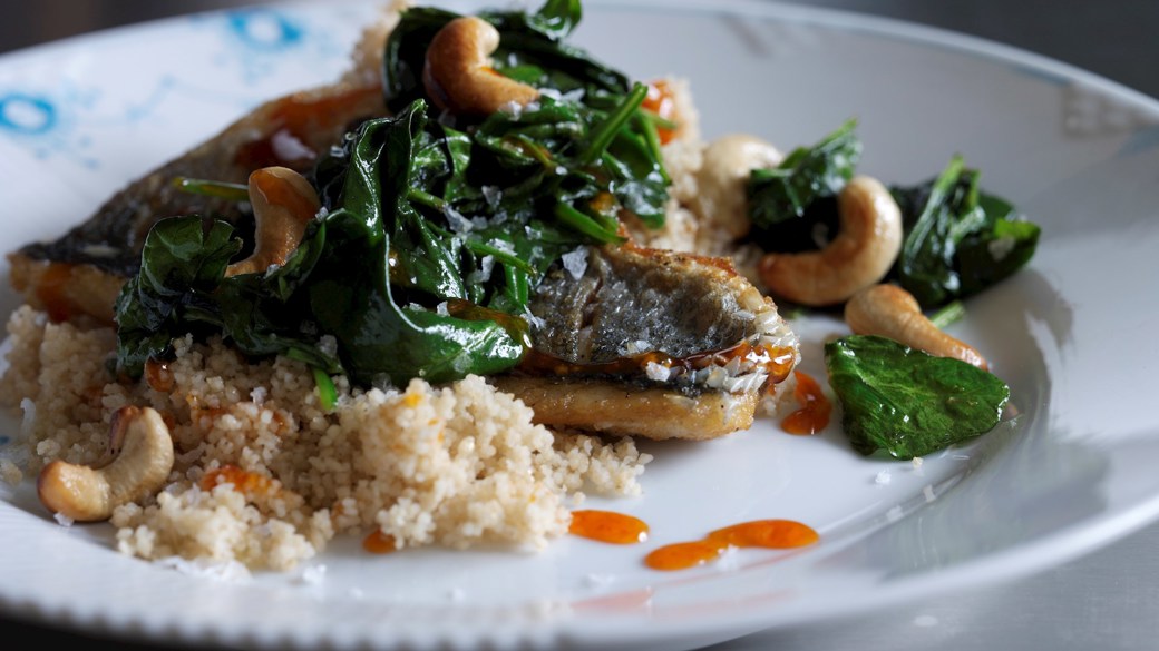 Havbars stegt på skind med couscous og spinat