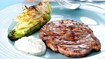 Grillet kalvesteak og spidskål med rygeostecreme - thumbnail