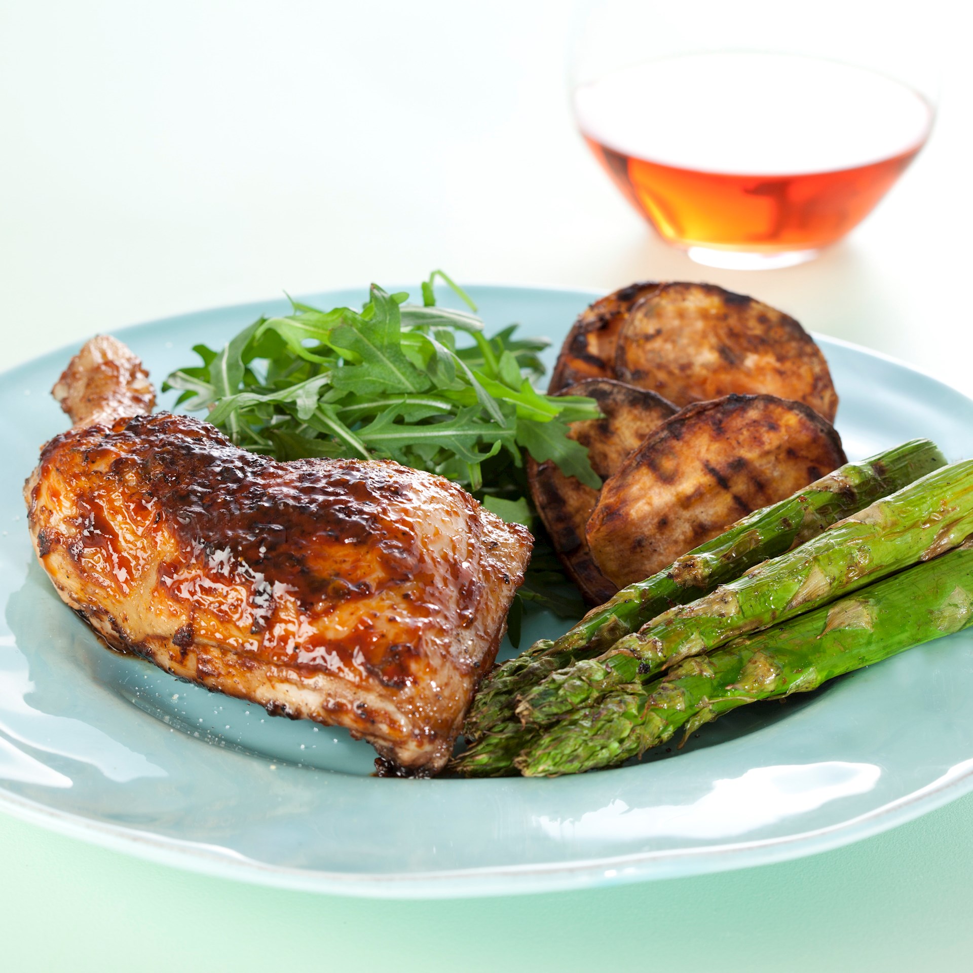 Grillet kylling opskrift med asparges og kartofler se her