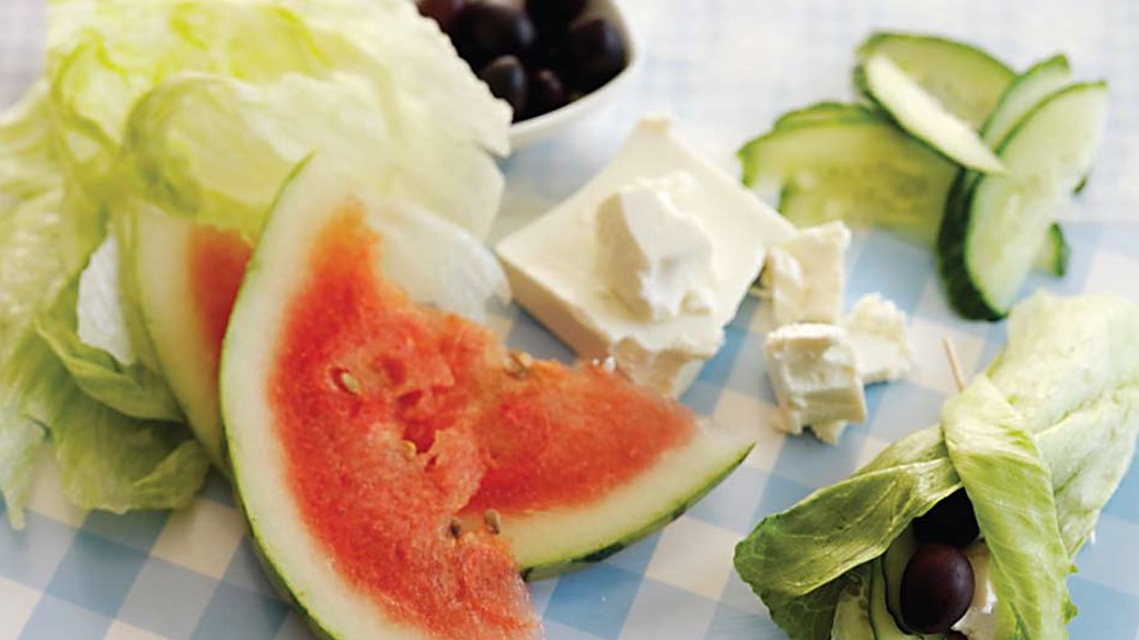 Iceberg-rulle med feta, melon og oliven