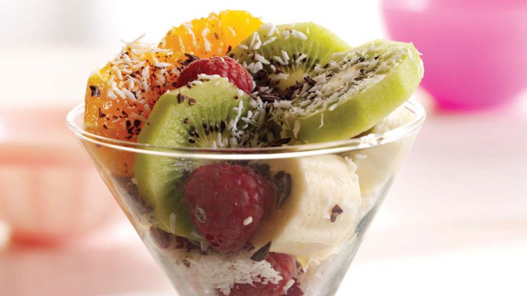 Et glas frugtsalat – med kokos og en lille smule chokolade