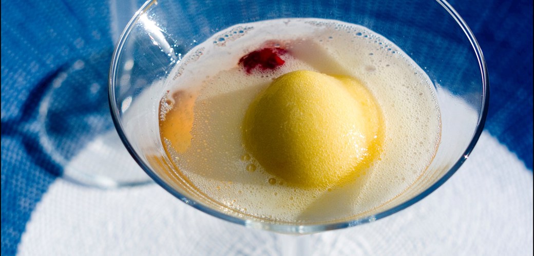 Sommerdrink af sorbet og bobler