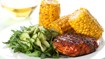 Grillet kyllingehakkebøf med agurkesalat og grillede majs - thumbnail