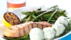 Grillet laks med asparges, bønner, forårsløg og citroncreme med krydderurter - thumbnail