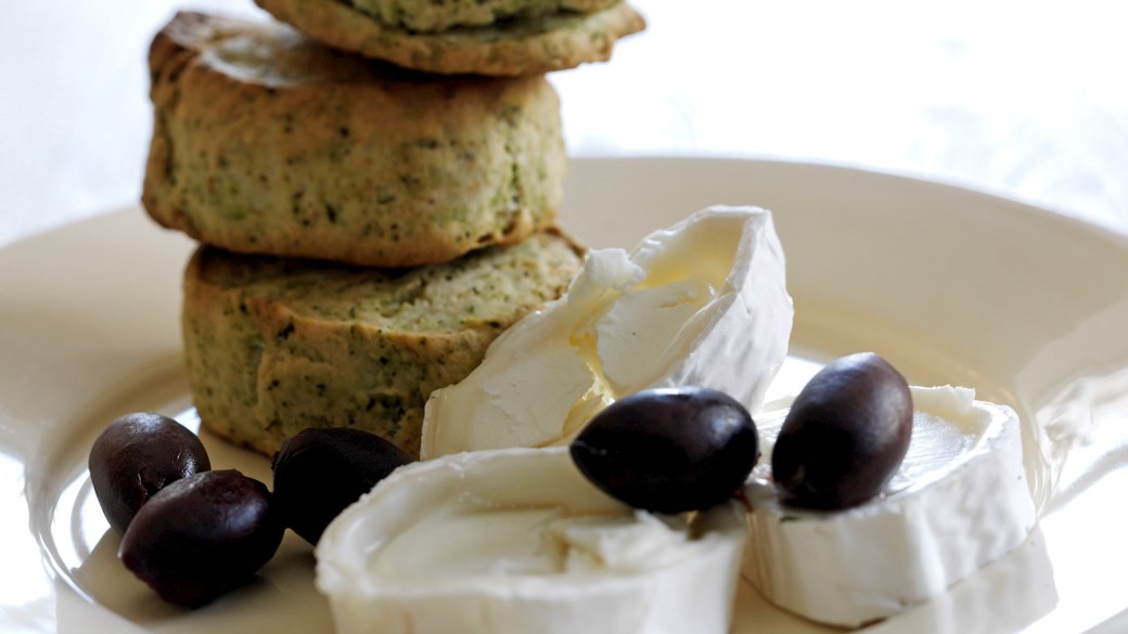 Scones med brændenælde, ramsløg, gedeost og oliven