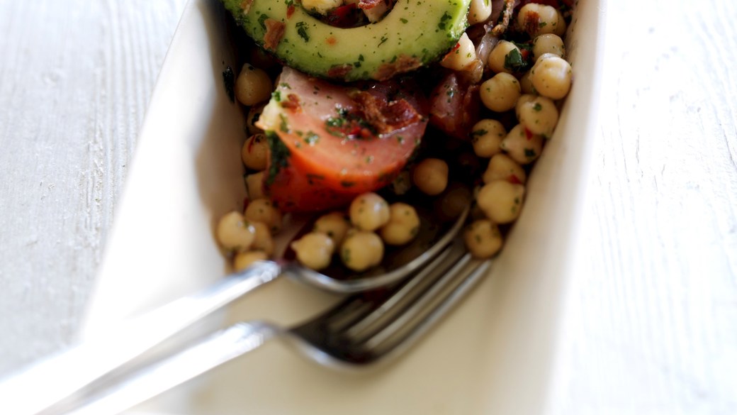 Avocado og kikærtesalat med tørrede urter