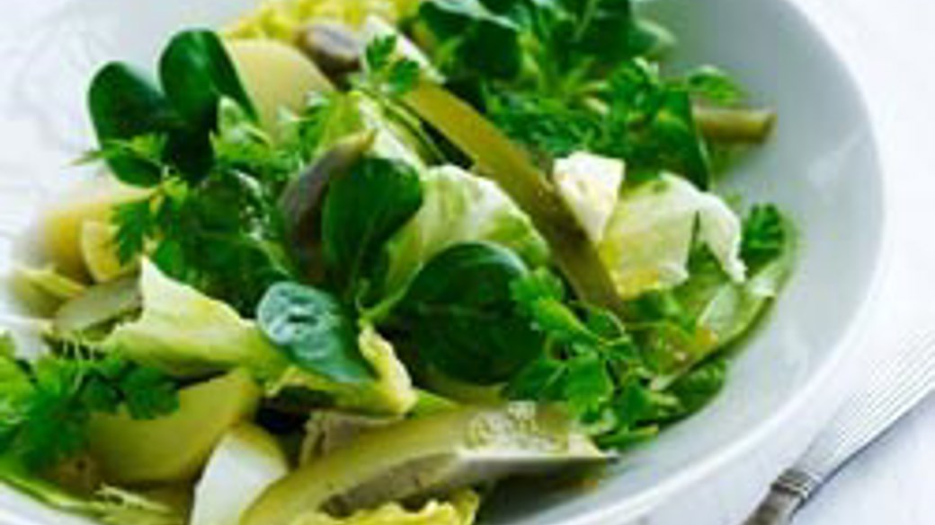 Fyldig salat med æg, kartofler og løg