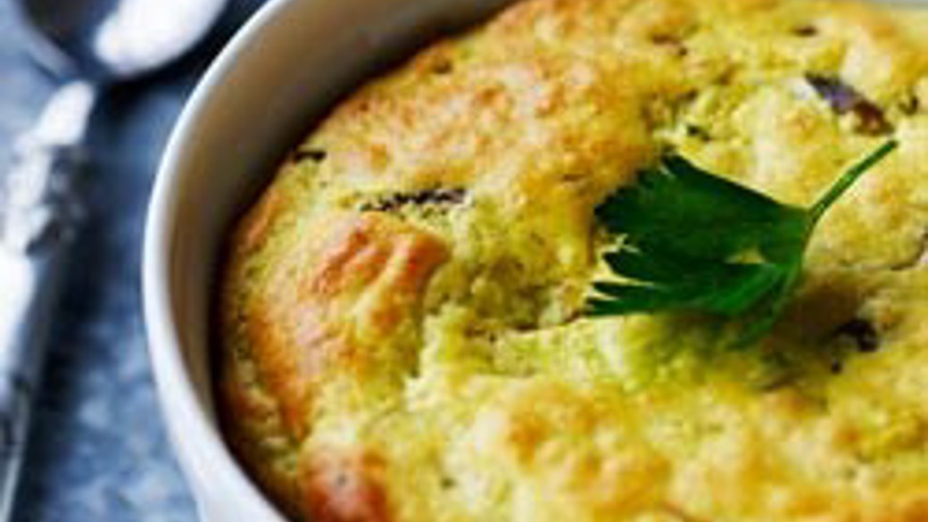 Rosenkålsgratin med løg og bacon