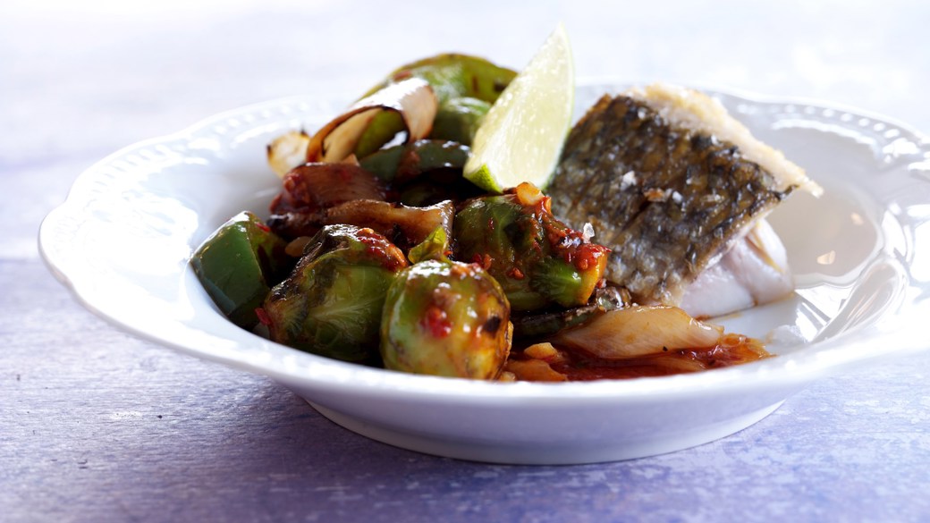 Stegt fisk med rosenkål i sursød sauce