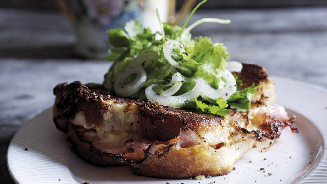 Croque monsieur med løg og koriander salat