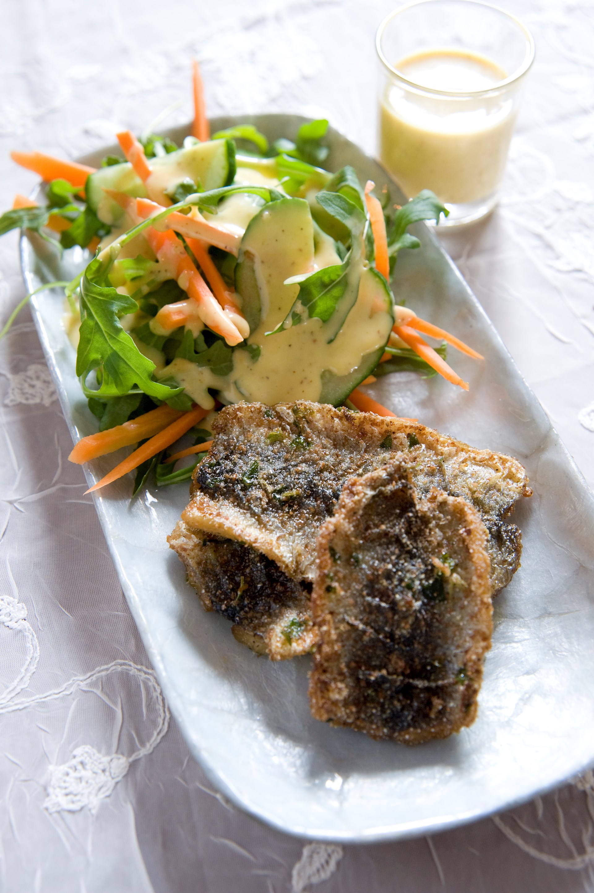 Timianstegt sild med grønt og hjemmerørt dressing