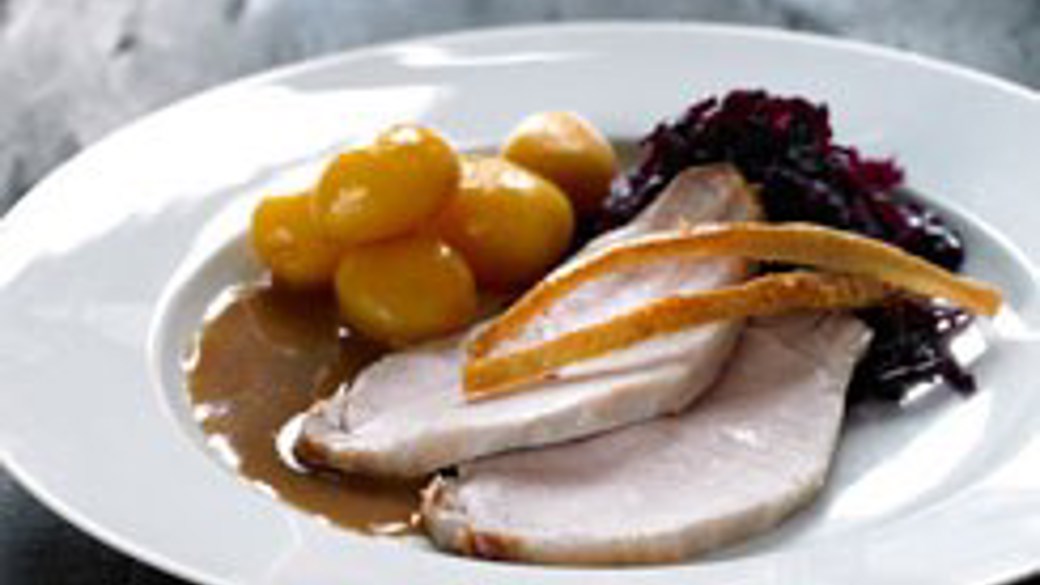 Flæskesteg af svinekam med sprød svær og traditionelt tilbehør