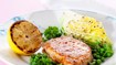 Grillet svinekotelet med spidskål og timian, ærter, persille og citron - thumbnail