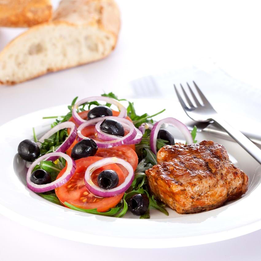 Grillet svinemørbrad opskrift med græsk salat - her