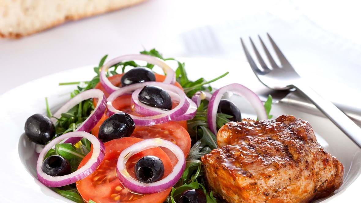 Grillet svinemørbrad med græsk salat